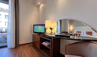 1 queen bed, comfort room