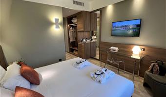1 queen bed, comfort room
