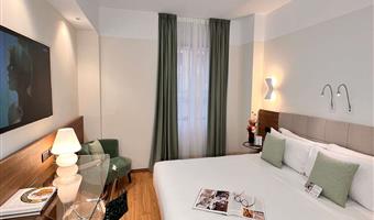 1 queen bed, comfort room