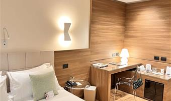 1 queen bed, comfort room