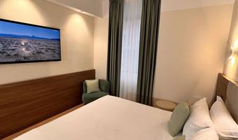 1 queen bed, comfort room