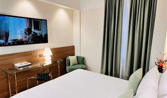1 queen bed, comfort room