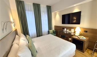 1 queen bed, comfort room