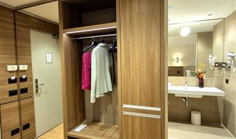 1 queen bed, comfort room