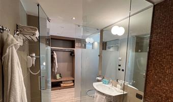 1 queen and 1 single, comfort room, triple room