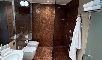 1 queen and 1 single, comfort room, triple room