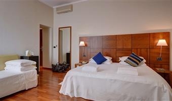 1 queen and 1 single, standard triple room