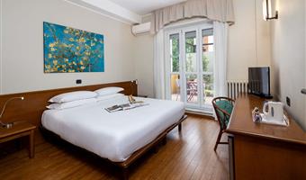 1 queen bed, 1 bunkbed, family room