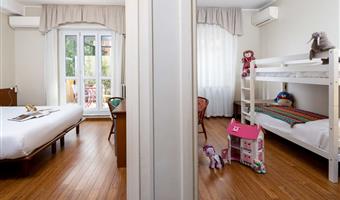 1 queen bed, 1 bunkbed, family room