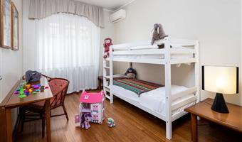 1 queen bed, 1 bunkbed, family room