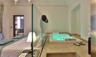 1 queen bed, junior suite, free internet