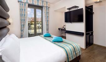 1 queen 2 single beds, classic room, free internet access