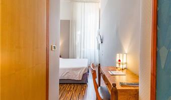 1king 2 single beds, family room