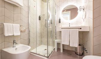 1 queen bed, non-smoking, comfort room