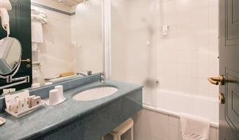 1 queen bed, superior room