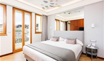 suite-1 king bed, royal suite