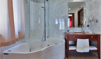 suite-1 king bed, royal suite