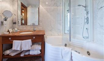 suite-1 king bed, royal suite