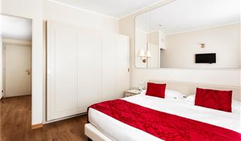 1 queen size bed convertible in twin beds, comfort room