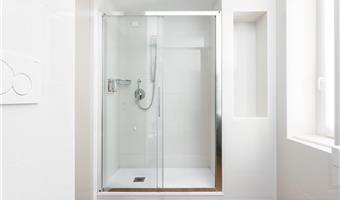 1 queen size bed convertible in twin beds, comfort room