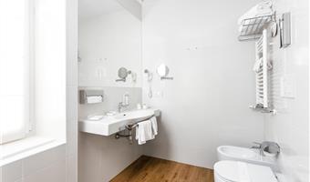 1 queen size bed convertible in twin beds, comfort room