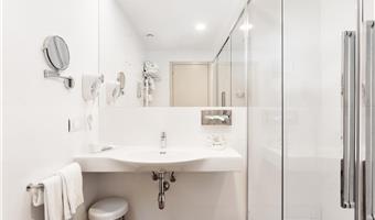 1 queen size bed convertible in twin beds, comfort room