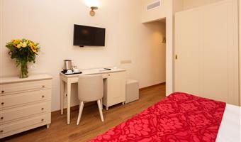1 queen size bed with 1 single bed, comfort room