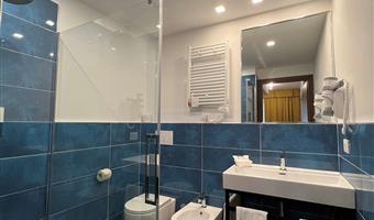 1 queen-size bed convertible into two twins, sofa bed, non-smoking room, classic triple room