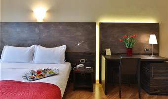 1 king bed, non-smoking, superior room, free wi-fi, safe, kettle