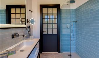 1 king-size bed, deluxe room