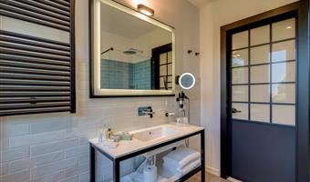 1 king-size bed, deluxe room