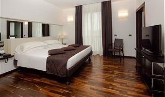 suite-1 king bed, non-smoking, balcony, lounge area, parquet floor
