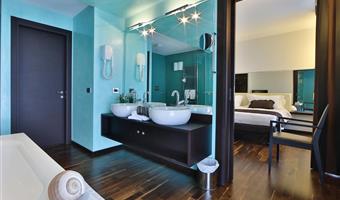 suite-1 king bed, non-smoking, balcony, lounge area, parquet floor
