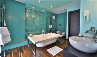 suite-1 king bed, non-smoking, balcony, lounge area, parquet floor