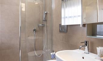 1 queen bed, non-smoking, small double room