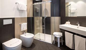 1 queen bed, non-smoking, comfort room