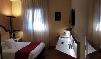 1 single bed, french size, superior room, bathrobe and slippers, 32-inch lcd television, free sky-tv, free garage