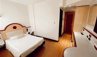 1 single bed, french size, superior room, bathrobe and slippers, 32-inch lcd television, free sky-tv, free garage