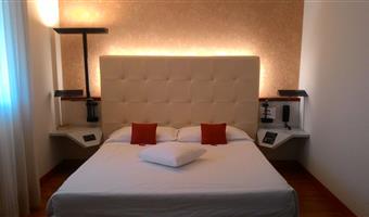 1 king bed, superior room, bathrobe and slippers, 32-inch lcd television, free sky-tv, free garage