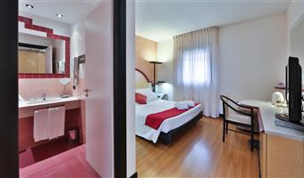 1 king bed, superior room, bathrobe and slippers, 32-inch lcd television, free sky-tv, free garage