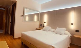 1 king bed, superior room, bathrobe and slippers, 32-inch lcd television, free sky-tv, free garage