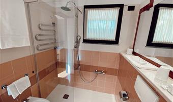 1 king bed, superior room, bathrobe and slippers, 32-inch lcd television, free sky-tv, free garage