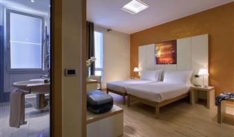 1 queen bed, classic room, twin beds on request