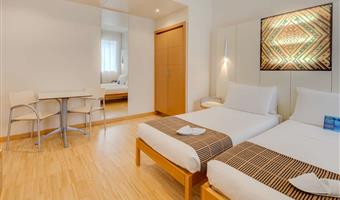 1 queen bed, classic room, twin beds on request