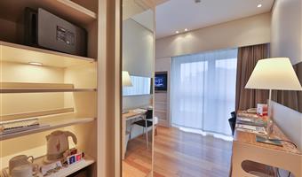 1 queen bed, superior room