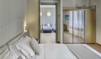 1 queen 2 single beds, standard room