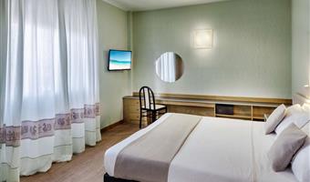 1 queen 2 single beds, standard room