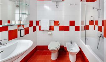 1 queen 2 single beds, standard room