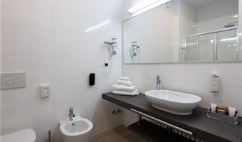 1 queen bed, deluxe room, balcony, espresso machine, wi-fi