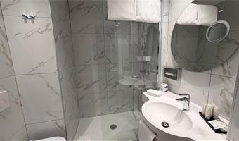 1 queen bed, non-smoking, comfort room